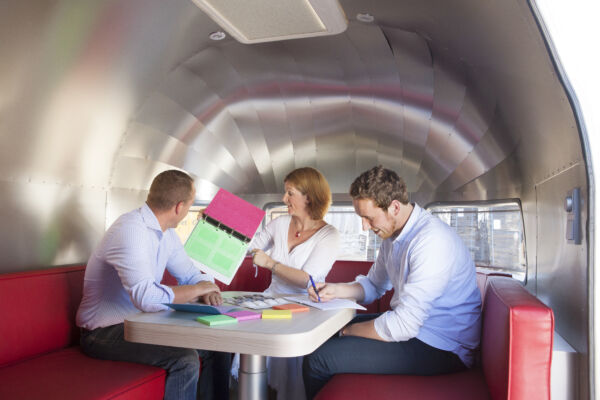 Kennissessie voor product engineers op locatie. In de ThinkTank van HSV leren over de toepassingen van partikel schuimen, EPP, EPS, EPE.