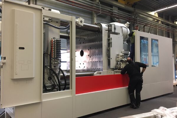 Nieuwe Kraus Maffei spuitgietmachine voor HSV